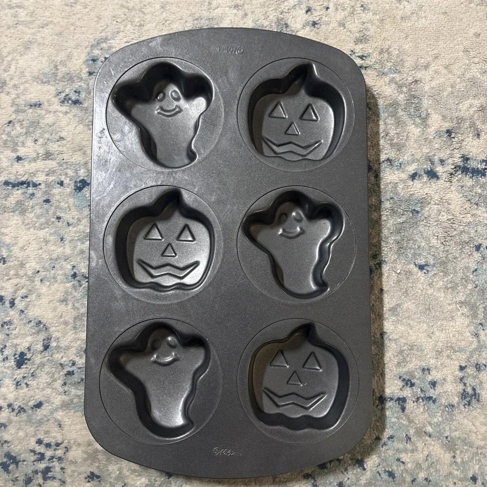 Wilton Halloween Non-Stick Cupcake Pan, Ghosts & Jack o' Lanterns EUC Fun